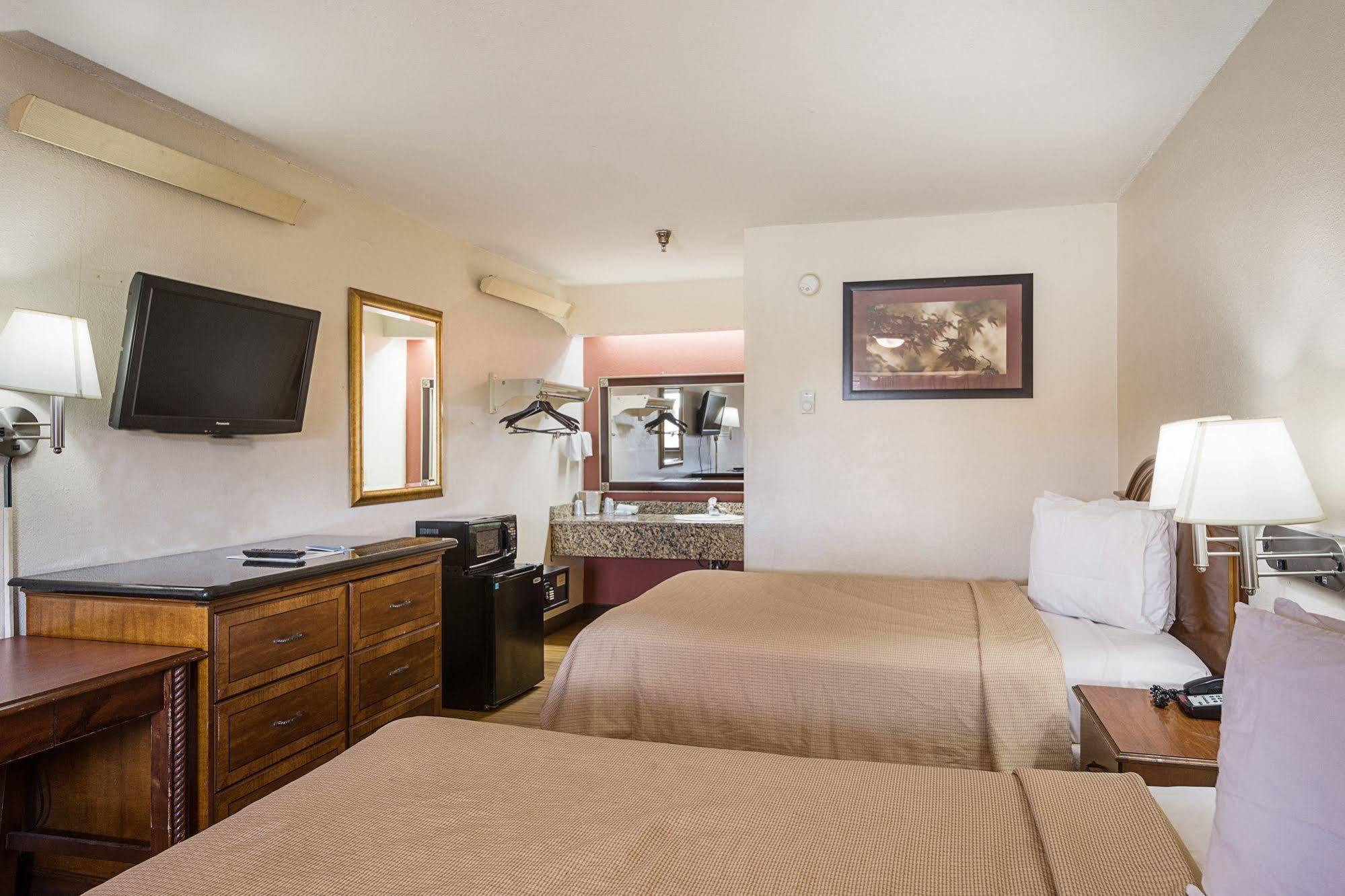 Bay Inn On Busch Tampa Ngoại thất bức ảnh